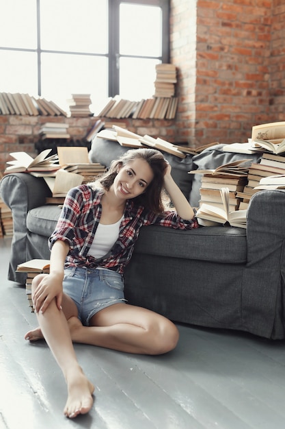 Photo gratuite jeune fille adolescente lisant un livre à la maison