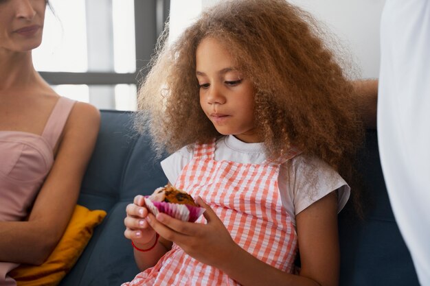 Jeune fille adoptée par un couple