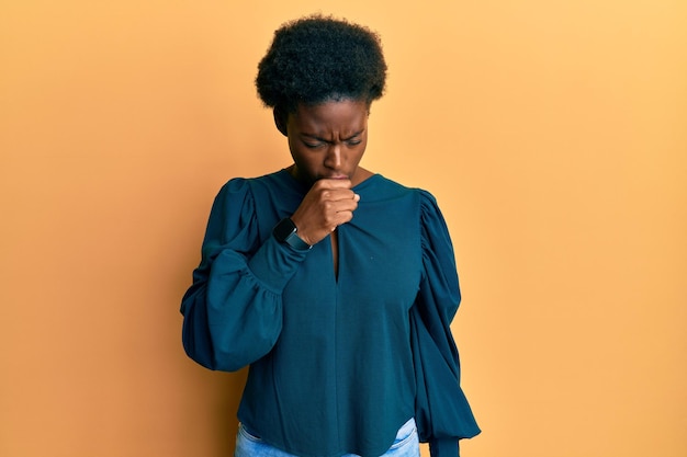 Photo gratuite jeune fille afro-américaine portant des vêtements décontractés se sentant mal et toussant comme symptôme du concept de soins de santé du rhume ou de la bronchite