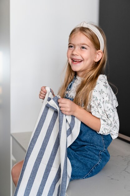 Jeune fille aidant à la cuisine