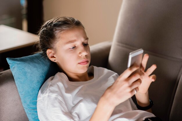 Jeune fille à l'aide de mobile