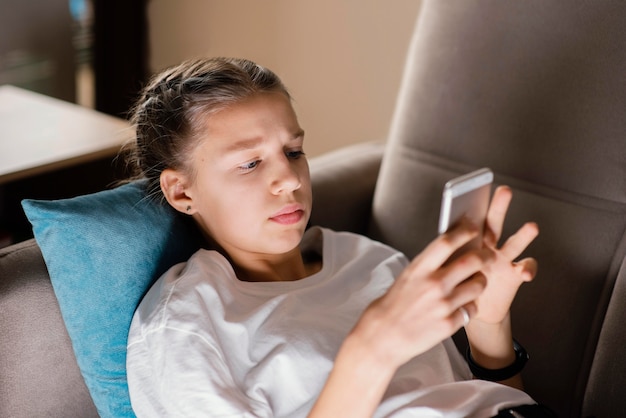 Jeune fille à l'aide de mobile