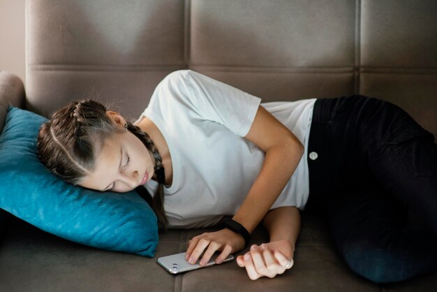 Jeune fille à l'aide de mobile