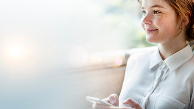 Photo gratuite jeune fille à l'aide de son téléphone