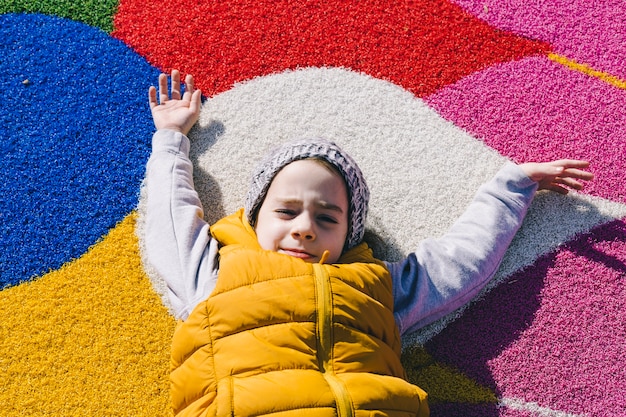 Photo gratuite jeune fille allongée sur le sol en caoutchouc