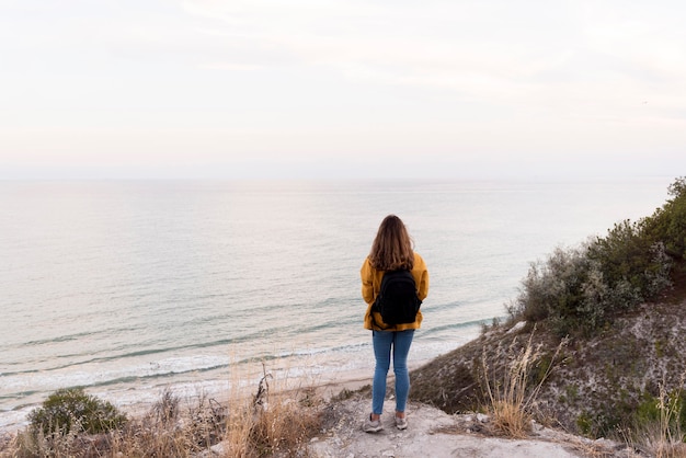 Jeune fille appréciant le voyage