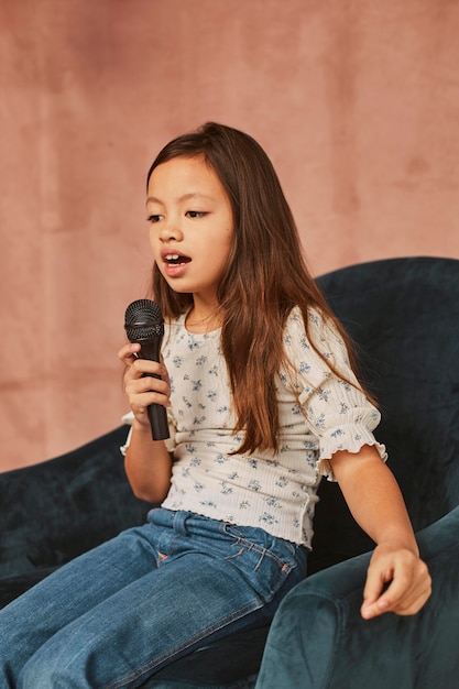 Jeune fille apprenant à chanter à la maison