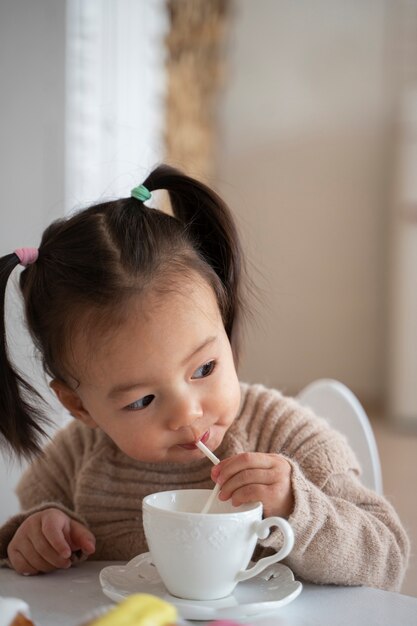 Jeune fille asiatique dans la cuisine à la maison