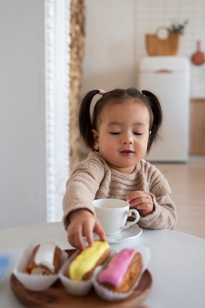 Photo gratuite jeune fille asiatique dans la cuisine à la maison