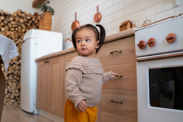 Jeune fille asiatique dans la cuisine à la maison