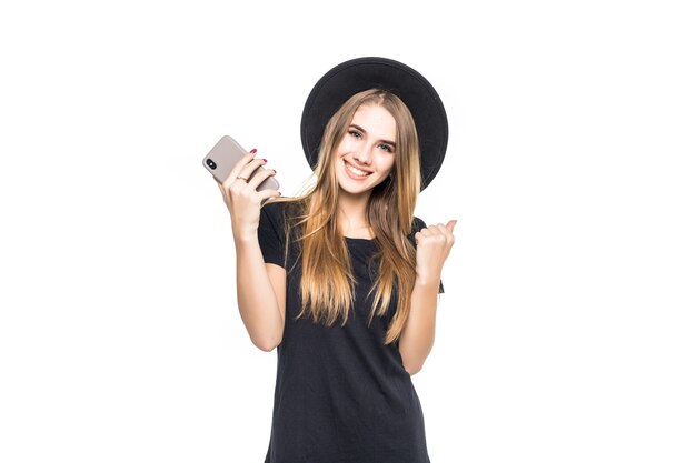 Jeune fille assez mignonne souriante avec téléphone mobile isolé sur fond blanc