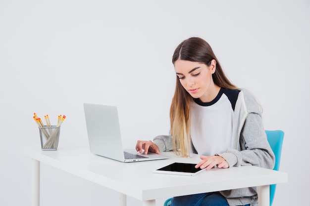 Jeune fille au travail