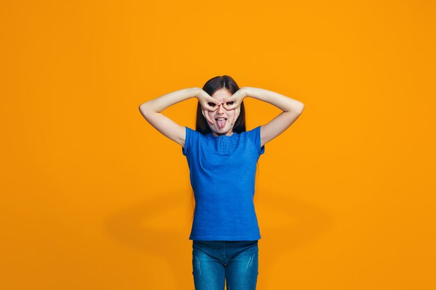 La jeune fille aux yeux louches avec une expression étrange