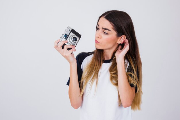 Jeune fille ayant des problèmes avec la caméra