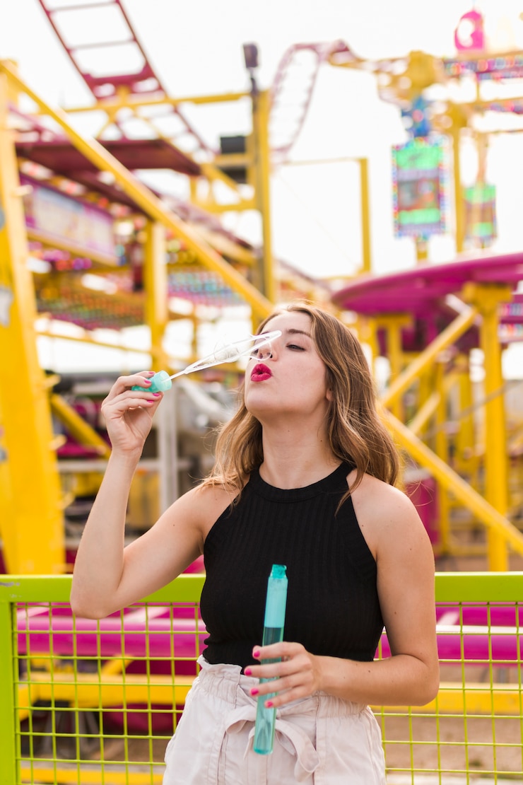 Photo gratuit une jeune fille blonde dans le parc d'attractions