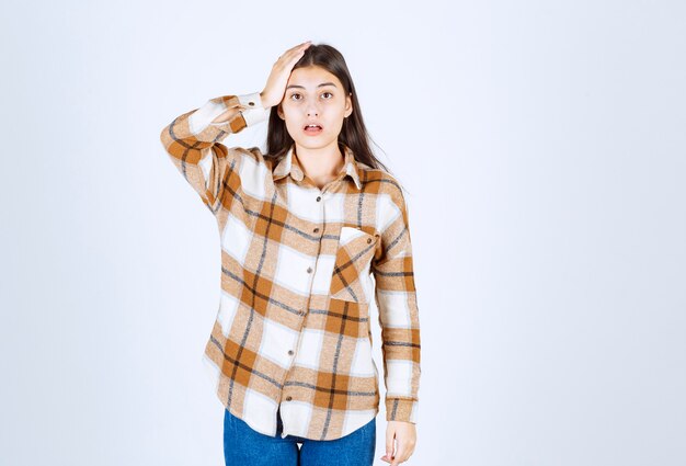 jeune fille avec la bouche ouverte tenant la tête.