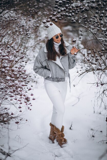 Jeune fille branchée dans un parc d&#39;hiver