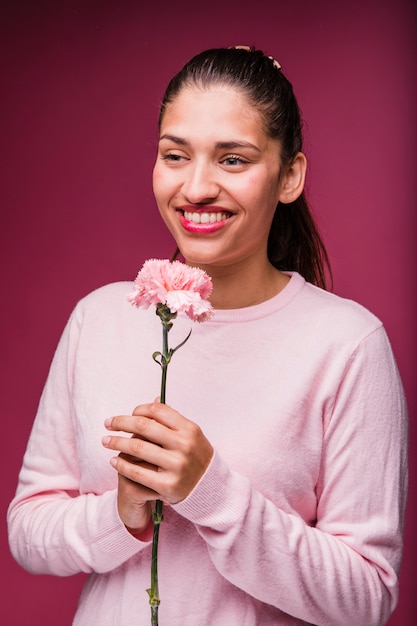 Jeune fille brune posant avec oeillet