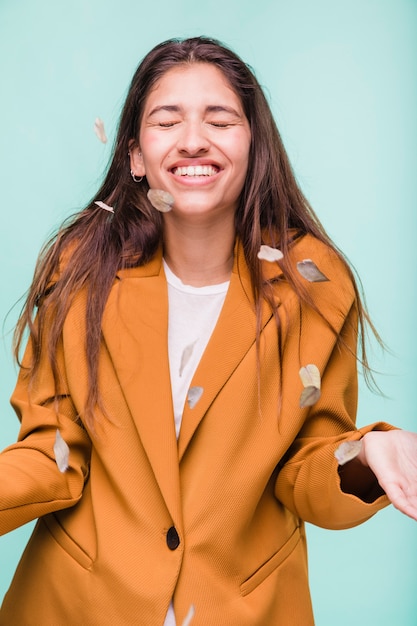 Jeune fille brune souriante avec des confettis