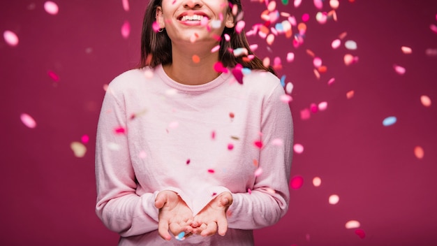 Photo gratuite jeune fille brune souriante avec des confettis