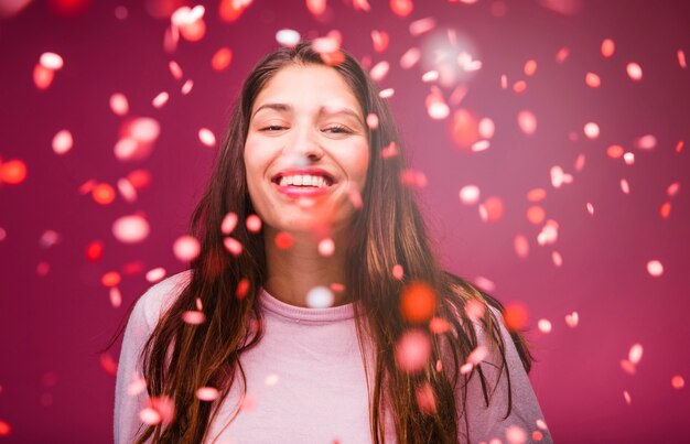 Photo gratuite jeune fille brune souriante avec des confettis