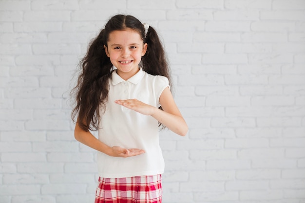 Jeune fille brune et souriante posant à la caméra