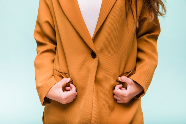Photo gratuite jeune fille brune souriante posant avec manteau