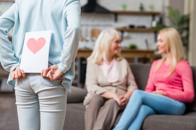 Jeune fille cachant une jolie lettre