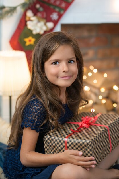 Jeune fille avec un cadeau avec un cadeau