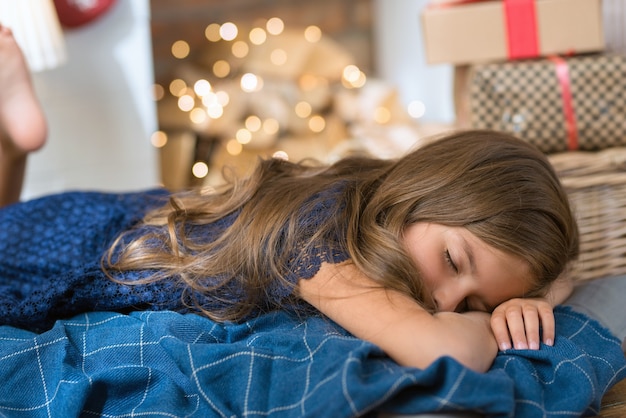 Jeune fille avec un cadeau