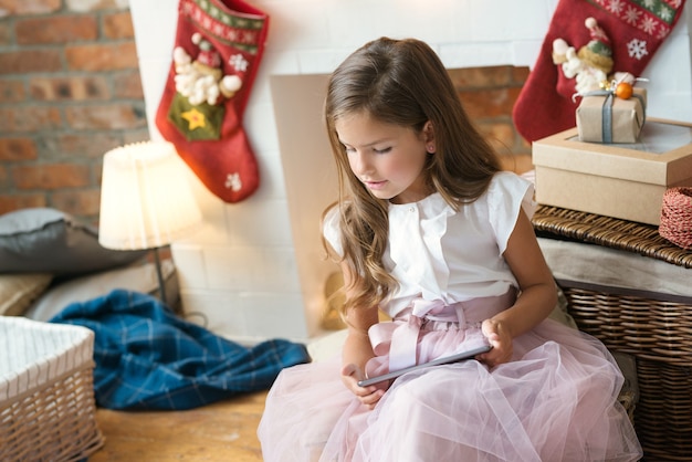 Jeune fille avec un cadeau