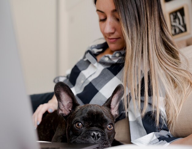 Jeune fille caressant son bouledogue français