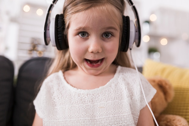 Jeune fille avec un casque