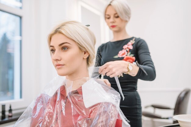 Jeune fille en chaise de coiffeur