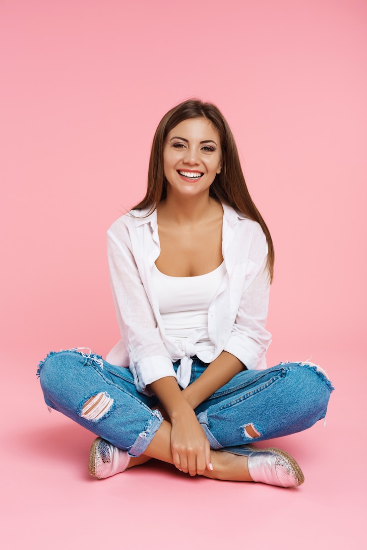 Photo gratuit jeune fille charmante, assis sur le sol en posture de lotus, souriant