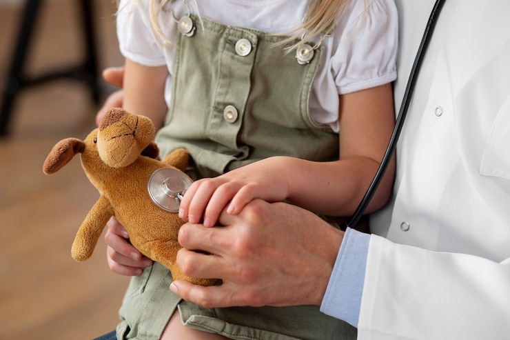 Photo gratuit jeune fille chez le pédiatre pour une consultation avec son médecin
