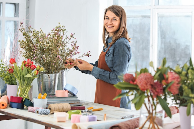 jeune fille, confection, bouquet, de, différent, fleurs