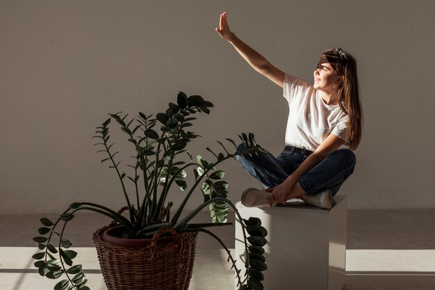 Jeune fille couvrant son visage du soleil