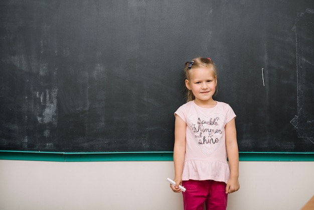 Photo gratuite jeune fille à la craie