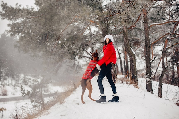 Jeune fille dans un parc d'hiver