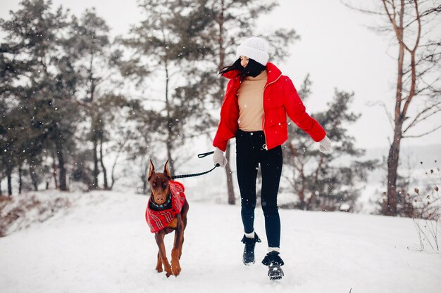 Jeune fille dans un parc d'hiver