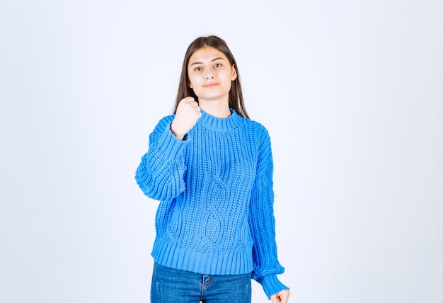 jeune fille debout et posant sur blanc.