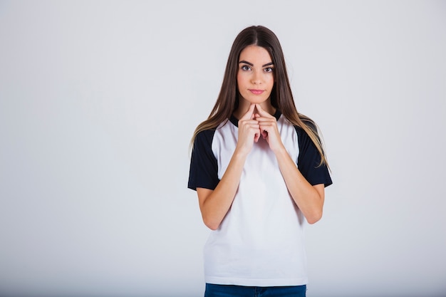 Une jeune fille ennuyée en attente