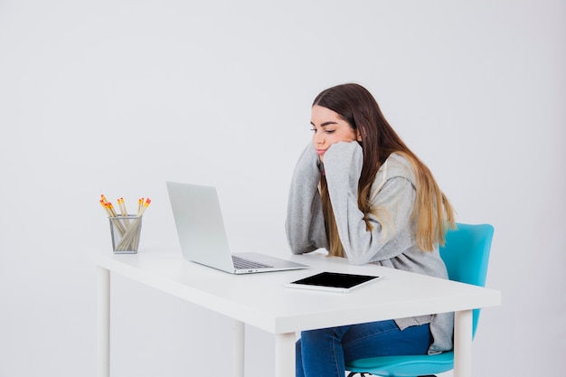 Jeune fille ennuyée au travail