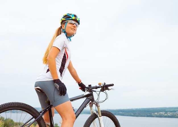 Jeune fille, équitation, bicyclette, dehors