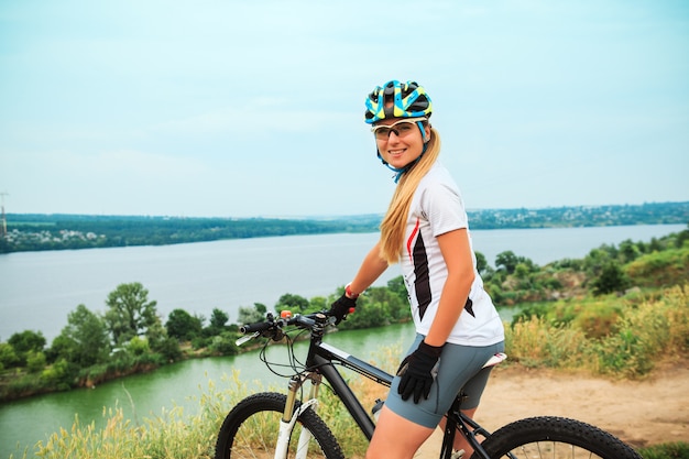 Jeune fille, équitation, bicyclette, dehors