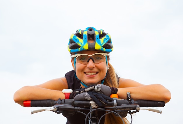 Photo gratuite jeune fille, équitation, bicyclette, dehors