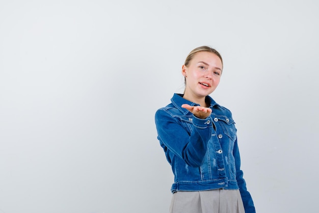 Jeune fille étendant ses mains sur fond blanc