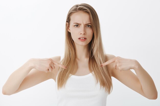 Jeune fille expressive aux cheveux blonds