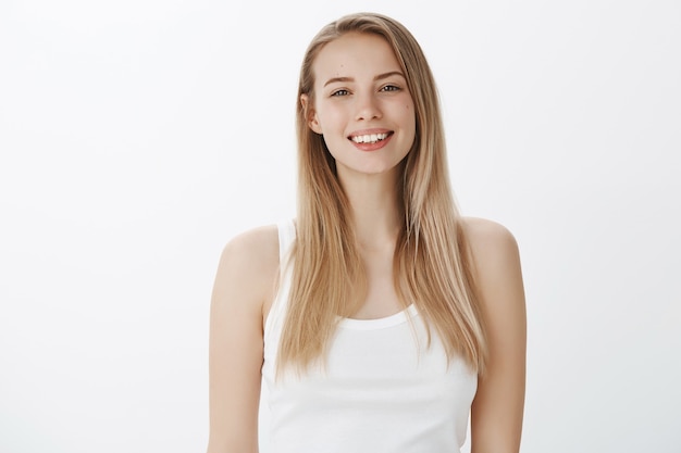 Jeune fille expressive aux cheveux blonds